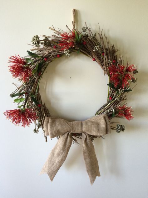 Pohutukawa flowers on a twig wreath and burlap bow - kiwi Christmas Wreath Summer Christmas Decorations New Zealand, Kiwi Christmas Decorations, Nz Christmas, Garden Circle, Bush Christmas, Kiwi Christmas, Craft Preschool, Christmas Summer, Christmas Wreaths With Lights