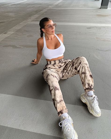 Dionne Crowe, Parachute Pants Outfit, Outfit Photoshoot, Street Style Chic, Photoshoot Outfits, Instagram Highlight Icons, Photoshoot Poses, Pants Outfit, Fashion Inspo Outfits