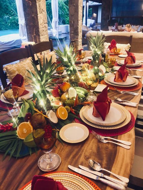 Tropical Christmas Decorations Table, Tropical Christmas Dinner, Summer Dinner Table, Dinner Table Setup, Tropical Christmas Decorations, Tropical Xmas, Colorful Vibes, Fruits And Flowers, Hawaiian Christmas