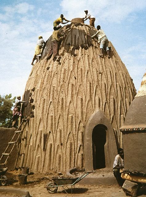 Musgum mud huts are traditional Cameroon homes built of mud. Musgum huts were built in a variety of shapes: some tall domes, others conical, others a reverse-V shape, and still others geometric designs. Local residents built them from mud, thatch, and water using few tools. The huts are classified as a type of adobe structures, and they are an important architectural style of Cameroon, although few people live in them in the present day. Mud Hut, Unusual Houses, Architecture Cool, Mud House, African Architecture, Unusual Homes, Clay Houses, Vernacular Architecture, Earth Homes