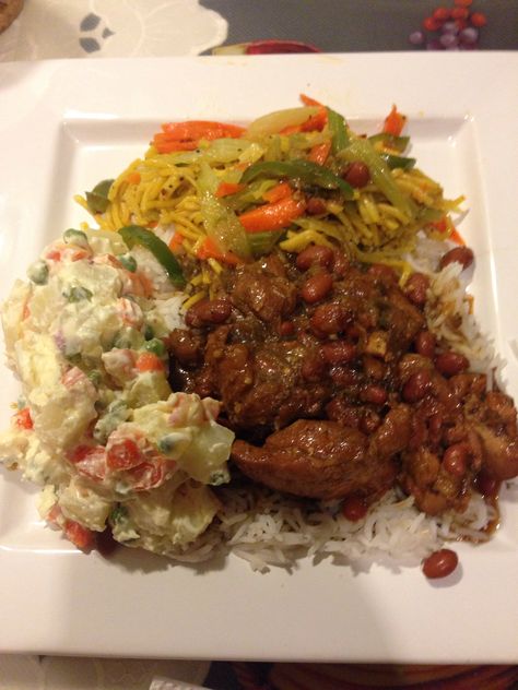 Sunday lunch: basmati rice, lo mein, red beans and stew chicken, potato salad Sunday Lunch Ideas, Chicken Potato Salad, Jamaica Culture, Stew Chicken, Trinidad Recipes, Haitian Food, Trini Food, Healthy Plates, Chicken Potato