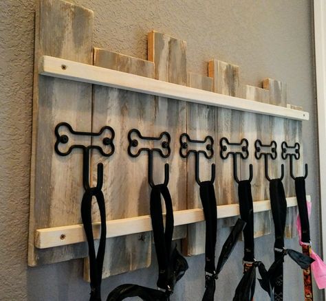 Wood pallet dog leash holder Leash Holder Diy, Dog Leash Station, Dog Leash Holder Diy, Diy Hangers, Dog Leash Hanger, Leash Hanger, Dog Diy, Dog Leash Holder, Hanger Diy