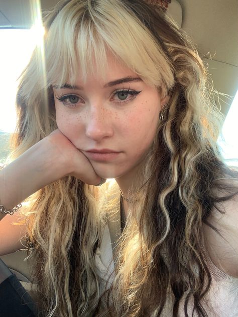 Freckles And Blonde Hair, Brunette Hair Blonde Bangs, Blonde Bangs Money Piece, Cute Ways To Dye Your Hair Brown, Brown And White Color Block Hair, Light Blonde And Brown Hair, Blonde Brown Peekaboo, Brown And Platinum Blonde Hair, Brunette And White Hair