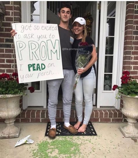 Hilarious Promposal, Poster Boards Ideas, Prom Signs, Vsco Couples, Dance Asks, Prom Pictures Group, Cute Promposals, Dance Proposals, Cute Homecoming Proposals