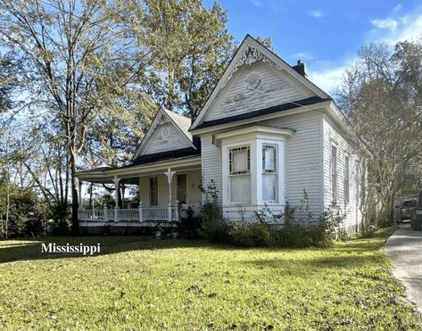 Victorian Bay Window Exterior, Full Bedroom Furniture Sets, Victorian Bay Window, Bay Window Exterior, Large Laundry Rooms, Bay Windows, Old Houses For Sale, Victorian Home, Reno Ideas