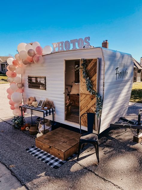 Mobile Vendor Booth, Photo Camper Booth, Vintage Camper Business Ideas, Mobile Photo Booth Ideas, Vintage Camper Boutique Mobile Shop, Vintage Camper Photo Booth Interior, Mobile Photo Studio Trailer, Mobile Photography Studio Trailer, Mobile Photo Studio