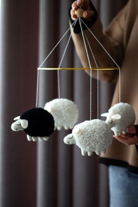 Sheep Nursery, Mobile Craft, Cot Mobile, Newborn Nursery, Cool Baby, Mobile Baby, Nursery Inspo, Felt Baby, Hanging Mobile