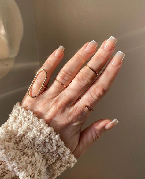 30 Neutral Winter Nails: Elegant and Trendy Ideas for a Chic Winter Manicure Nude Holiday Nails, Neutral Winter Nails, Nails Minimal, Nails Elegant, Winter Nail Ideas, Winter Manicure, Classic French Manicure, Gold Tips, White Tip