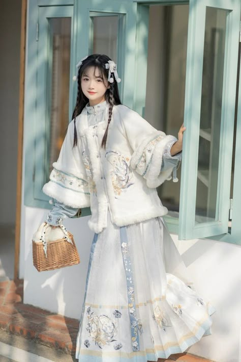 Traditional Winter Kimono, Mode Harajuku, Chinese Clothing Traditional, Gaun Abad Pertengahan, Chinese Fancy Dress, Traditional Asian Dress, Cheongsam Modern, Traditional Chinese Dress, Hanfu Dress