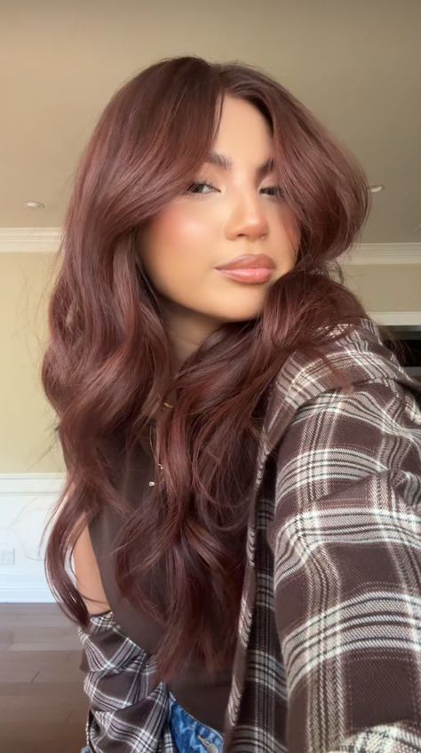 Deep Red Hair Pale Skin, Mahagoni Hair Color Brown, Pretty Natural Hair Colors, Brownish Reddish Hair, Best Hair For Pale Skin, Hair Dye Ideas For Pale Skin, Coca Cola Red Hair, Red Glaze On Brown Hair, Red Orange Brown Hair