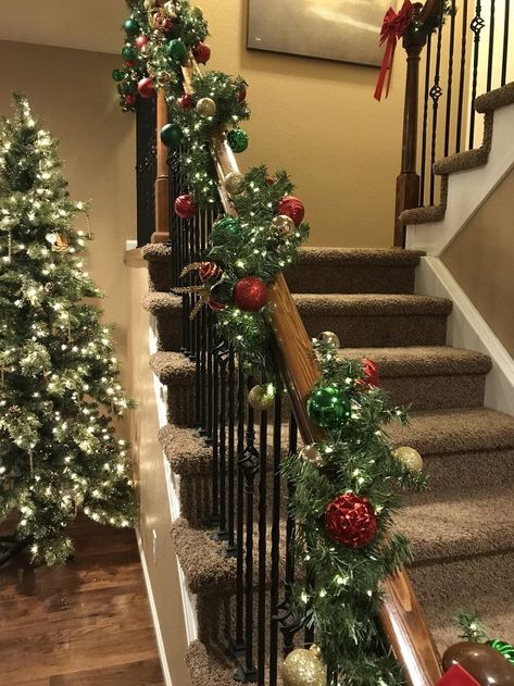 Christmas Banister, Staircase Christmas Garland, Garland Christmas Decor, Garland For Staircase, Christmas Stairs Decorations, Christmas Garland Staircase, Christmas Staircase Decor, Staircase Christmas, Christmas Stairs