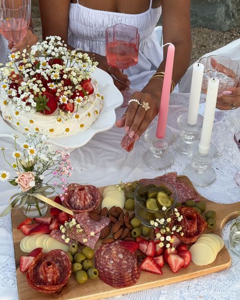 25th Birthday Charcuterie Board, Birthday Dinner Desserts, Charcuterie Dinner Party, Garden 21st Birthday Party, Girly Charcuterie Board, Wine And Charcuterie Party, Charcuterie Birthday Party, Romantic Charcuterie Board, Galentines Charcuterie