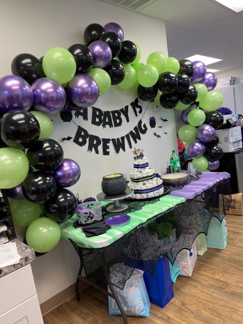 Gender Reveal Spooky, Halloween Gender Reveal Balloon Arch, Twin Halloween Baby Shower Ideas, Halloween Baby Shower Games Ideas, Halloween Diaper Party, Gender Reveal Ideas For Party Halloween, Halloween Themed Baby Shower Cake, Halloween Gender Reveal Ideas October, Fall/halloween Baby Shower Ideas