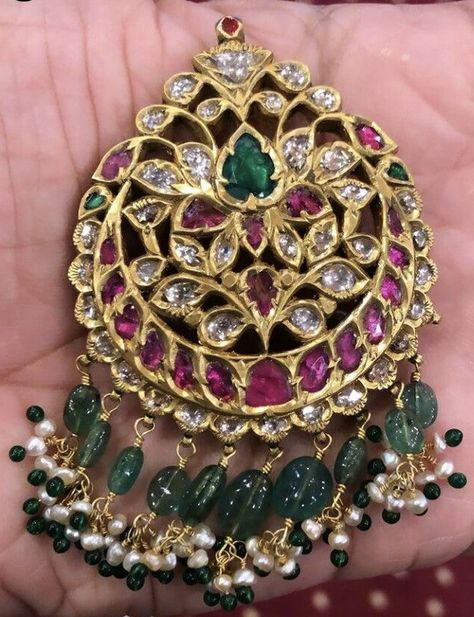 Mughal Jewelry, Vintage Indian Jewelry, Jaipur Jewelry, Mang Tikka, Kundan Jewellery Bridal, Antique Jewellery Designs, Gold Necklace Indian Bridal Jewelry, Beaded Necklace Designs, Indian Jewellery Design Earrings