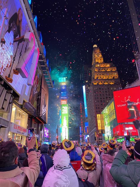 🗽Times Square Ball Drop 2020🥳 Nyc Ball Drop, New York Ball Drop, Times Square New Years Eve, Nyc Icons, Times Square Ball Drop, Ny Christmas, New York City Christmas, Winter Bucket List, Ball Drop