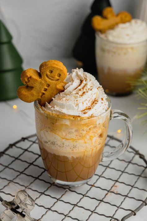 Flavored with brown sugar, molasses, and real ginger this gingerbread latte recipe tastes just like the traditional holiday cookie and is much more affordable than a trip to Starbucks! Christmas Drinks Coffee, Winter Drinks Aesthetic, Christmas Lattes, Winter Hot Drinks, Gingerbread Latte Cake Recipe, Chewy Gingerbread Latte Cookies, Gingerbread Drink, Christmas Coffee Shop, Gingerbread Latte Syrup