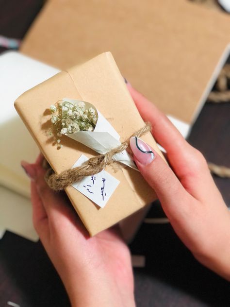 Nikkah Gift Ideas For Friend, Perfume Wrapping Ideas Diy Gifts, How To Pack Perfume For Gift, Perfume Wrapping Ideas, Perfume Gift Box Ideas Packaging, Perfume Gift Wrapping Ideas, Diy Finger Knitting, Packing Idea, Small Birthday Gifts