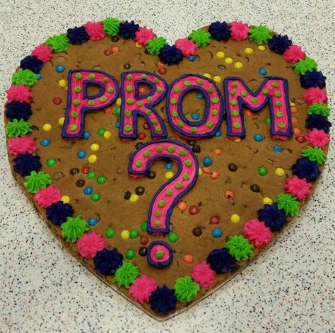 Cookie Cake Promposal Clean Leather Purse, Prom Pictures Group, Prom Proposals, Metallic Painted Furniture, Prom Pictures Couples, Football Couples, Prom Goals, Prom Picture Poses, Heart Ideas