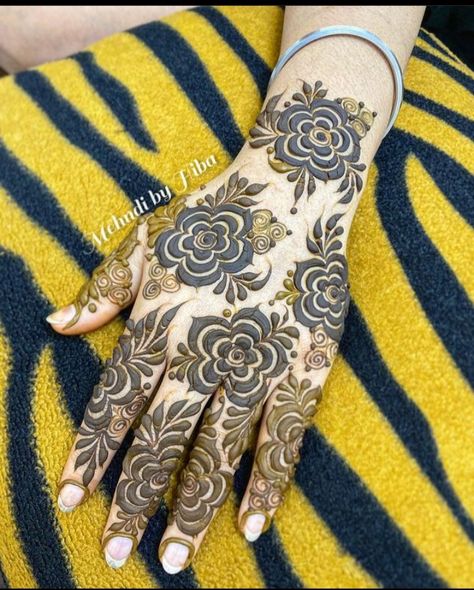 Khafif Flower Mehndi Designs, Dubai Mahendi Design Front Hand Simple, Minimum Mehendi Designs Palm, Dubai Mehndi Design Patches, Big Flower Mehndi Design, Patch Design Mehendi, Khafif Henna Designs, Kafif Design Back Hand, Dubai Mehendi Design Simple