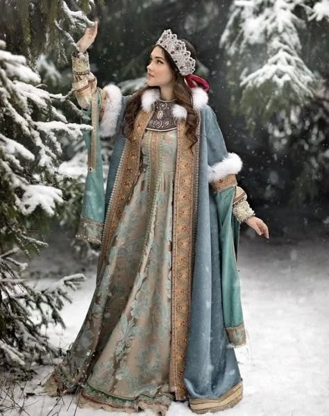 Slavic Clothing Traditional Dresses, Russian Fashion Winter, Russian Fantasy Clothing, Russian Culture Fashion, Russian Medieval Clothing, Historical Russian Fashion, Russian Inspired Fashion, Ravkan Fashion, Russian Cultural Clothing