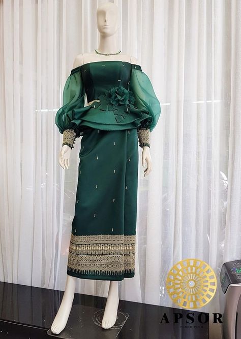 Emerald Green Filipiniana, Green Filipiniana, Trendy Cocktail Dresses, Traditional Dresses Designs, Designer Kurti Patterns, Lace Dress Styles, Women Blouses Fashion, Myanmar Dress Design, Fashion Design Patterns