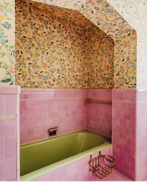 Vintage Bathroom Wallpaper, Mauve Wallpaper, Vintage Bathrooms, Pacific Palisades, Bathroom Wallpaper, Vintage Bathroom, Dream House Decor, Beautiful Bathrooms, House Inspo