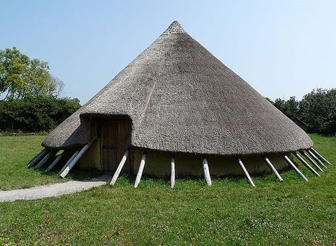 Iron Age Round House - round houses have been around throughout the ages!! Eco House Design, Scottish House, African House, Ancient Houses, Grey Stuff, Dome Home, Tropical Architecture, Unusual Homes, Cob House