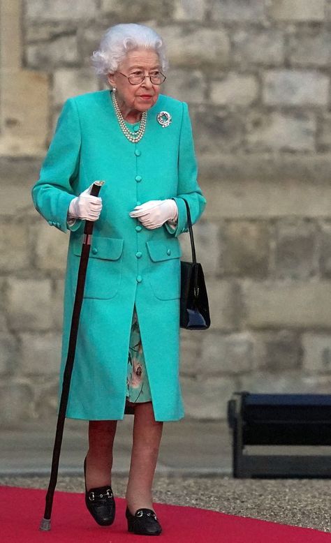 Queen Elizabeth News, Rainha Elizabeth Ii, Bright Outfits, Reine Elizabeth Ii, Hm The Queen, Prince Charles And Camilla, Reine Elizabeth, Elisabeth Ii, Design Moda