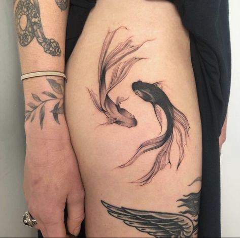 Betta Fish Tattoo, Goldfish Tattoo, Pisces Tattoos, Hip Tattoos Women, Inspiration Tattoos, Koi Fish Tattoo, Classy Tattoos, Discreet Tattoos, Sopot