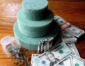 money cake making Money Birthday Cake, Graduation Money Gifts, Money Box Wedding, Graduation Money, Money Cake, Money Bouquet, Creative Money Gifts, Birthday Money, 27th Birthday