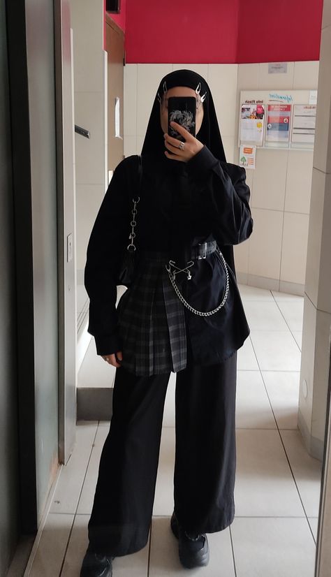 Emo Hijab Outfits, Hijabi Concert Outfit Ideas, Goth Hijabi, Black Outfit Hijab, Black Hijab, Hijab Style Tutorial, Muslim Outfits Casual, Hijabi Fashion Casual, Hijabi Style