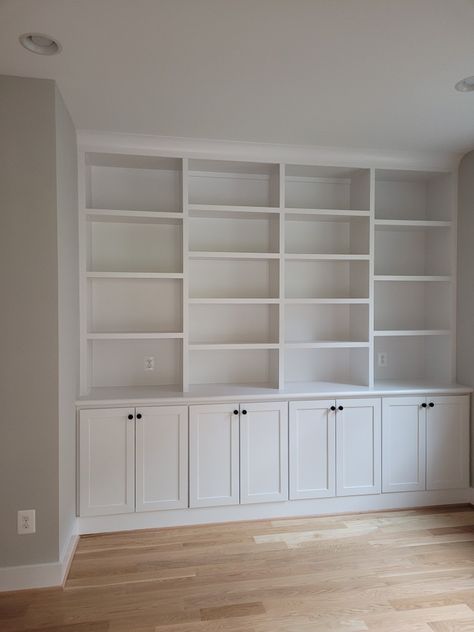 Built In Shelves With Doors, Simple Built In Bookshelves, Office Built Ins Bookshelves, White Built In Bookshelves, Built In Wall Shelves, Bookcase Living Room, Hall Library, Kitchen Bookshelf, Built In Wall Units