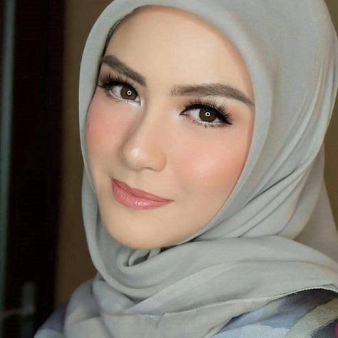 hijab-makeup-ideas Simple Makeup with Hijab Tutorial and Hijab Makeup Tips Makeup Hijab, Hijab Makeup, Lovely Person, Abaya Hijab, Makeup Tip, Charming Eyes, How To Do Makeup, Makeup Tutorial For Beginners, Beauty Makeup Tips