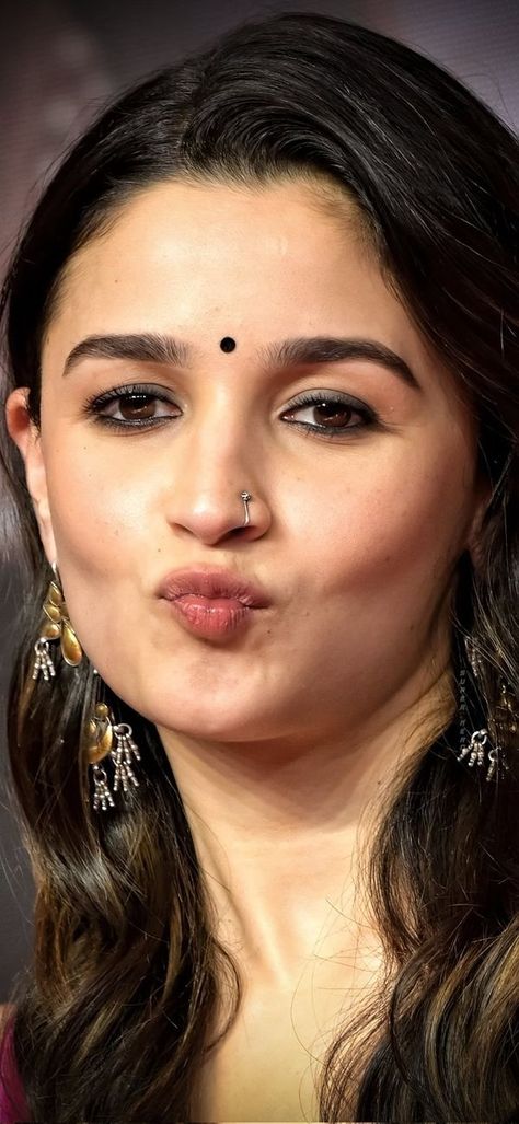 Alia Bhatt Hairstyles, Allu Arjun Hairstyle, Actress Without Makeup, Actress Pics, Alia Bhatt, Beautiful Smile Women, Girl Body, An Artist, Long Hair