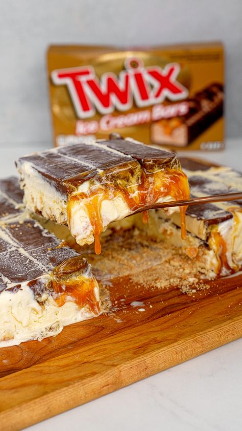 Twix Ice Cream Bar Cake Ice Cream Bar Cake, Twix Ice Cream Bar, Twix Ice Cream, Twix Cake, Easy Home Meals, Ice Cream Bar Recipe, Frozen Deserts, Ice Cream Sandwich Cake, Bar Cake