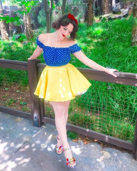 Allison Erland [as Snow White] (Cosplay by Damfino @Instagram) #SnowWhiteAndTheSevenDwarfs #Disneybounding Snow White Disneybound, Retro Outfit Ideas, Disneyland Dress, Dapper Day Disney, Snow White Outfits, Snow White Cosplay, Disney Bound Outfits Casual, Princess Inspired Outfits, Disney Dress Up