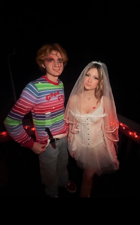 Chunky And Tiffany Costume Couple, Chucky Couple Costume, Chucky And Tiffany Costume Couple, Halloween Casal, Movie Couples Costumes, Chucky And Tiffany Costume, Chucky Halloween Costume, Tiffany Costume, Chucky And Tiffany