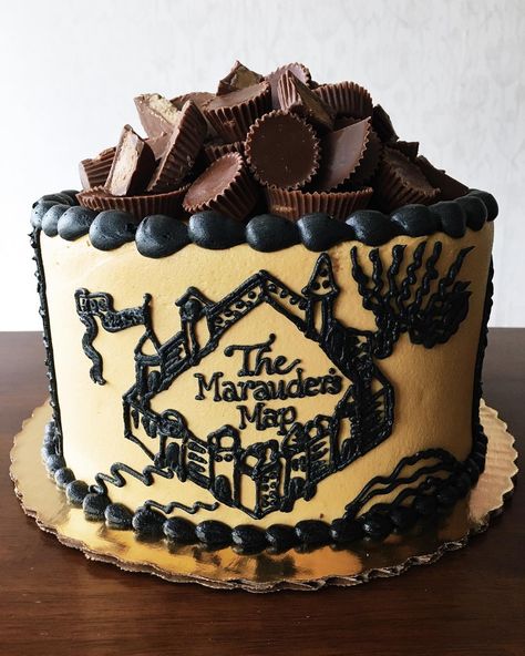 Marauders Cake Ideas, Marauders Map Cake, Marauders Birthday, Marauders Party, Fandom Cakes, Map Cake, Marauders Map, Cartoon Cake, Harry Potter Cake