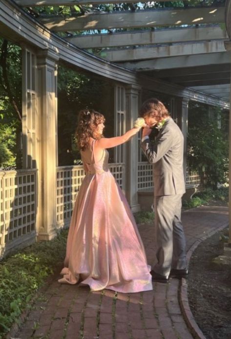 Couple's Pictures Poses, Senior Prom Couples, Couple Ball Outfit, Prom Shoots Photo Ideas, Poses In Prom Dress, Grand March Poses Prom, Gazebo Prom Pictures, Prom Pictures Couples Ideas, Poses For Couples Formal