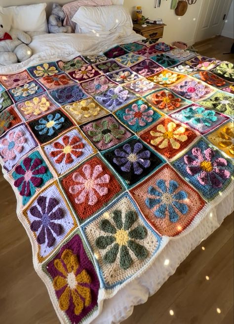 Retro Flower Crochet Blanket, Chrocet Blankets Aesthetic, Crochet Bedroom Decor Ideas, Retro Daisy Crochet, Retro Flower Crochet, 70s Crochet Blanket, Flower Crochet Blanket, Hippie Blanket, Crochet Flower Blanket