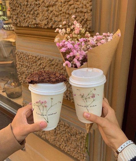 Flower Cafe, Coffee Shop Aesthetic, Dunkin Donuts Coffee Cup, Spring Aesthetic, Two People, Coffee Time, Aesthetic Food, Flower Shop, Aesthetic Pictures