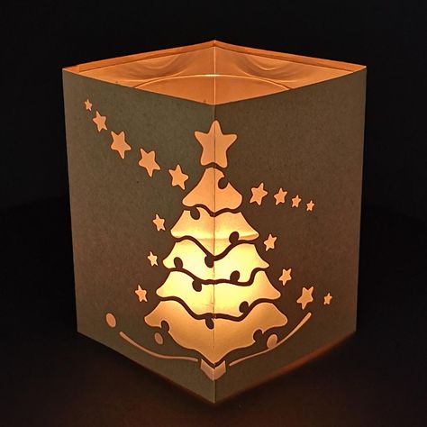 Windlicht mit Sternen & Weihnachtsbaum [Bastelvorlage & Plotterfreebie] Christmas Crafts To Sell, Lantern Christmas, Noel Christmas, Diy Crafts To Sell, Crafts To Sell, Paper Lamp, Christmas Trees, Wood Crafts, Advent