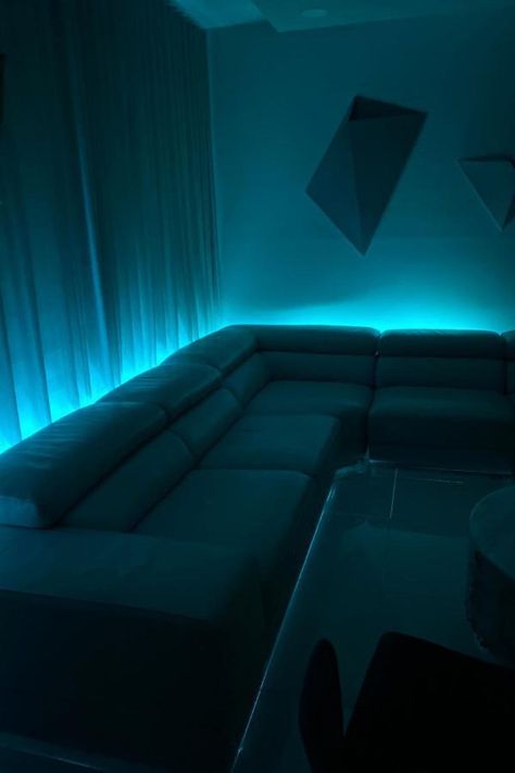 Lights In Living Room, Male Living Room, House Interior Design Living Room, Music Button, Home Studio Ideas, Led Bleu, Diy Led, Home Gym Design, Ceiling Design Bedroom