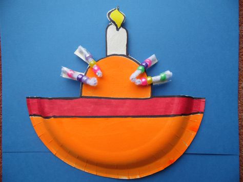 Christingle craft made with a paper plate. Craft Ideas Preschool, Christian Christmas Crafts, Christmas Articles, Advent Crafts, Messy Crafts, Preschool Craft, Christmas Bible, Winter Preschool, Window Ideas