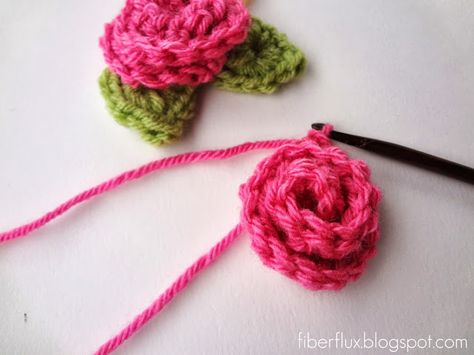 Fiber Flux...Adventures in Stitching: How To Crochet A Curlicue Rose Crochet Small Rose, Makramee Baby, Knit Leaves, Crochet Travel, Crochet Rose Pattern, Crochet Roses, Knitting Patterns Free Scarf, Crochet Flowers Free Pattern, Crochet Hair Accessories