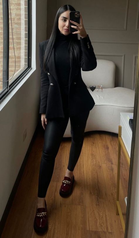 Classy Attire, Winter Fashion Outfits Casual, Professional Outfits Women, Business Casual Outfits For Work, Black Clothing, Foto Poses, Elegante Casual, Rock Punk, Looks Black