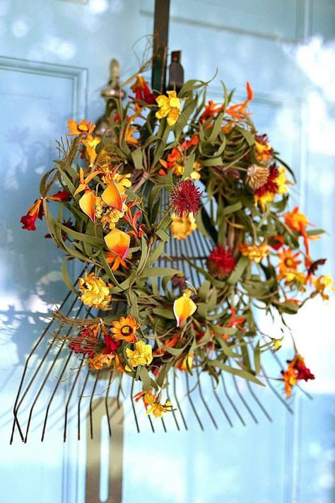 Fall wreath holder made from rake - via Petticoat Junktion Rake Craft, Rake Wreath, Rake Head, Wood Birdhouses, Thrift Store Decor, Material Wreaths, Fall Florals, Outdoor Decorating, Diy Wreaths