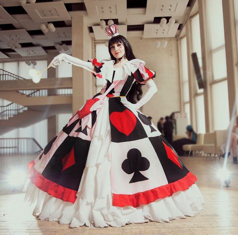 Alice In Wonderland Outfit, Queen Of Heart, Queen Of Hearts Costume, Heart Costume, Alice In Wonderland Costume, Wonderland Costumes, Fantasy Clothing, Queen Of Hearts, Fantasy Fashion