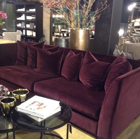 Bordeaux Sofa Living Rooms, Purple Couch Living Room, Maroon Couch Living Room, Burgundy Sofa Living Room Ideas, Burgundy Sofa Living Room, Burgundy Couch Living Room, Burgundy Couch, Mauve Living Room, Burgundy Sofa