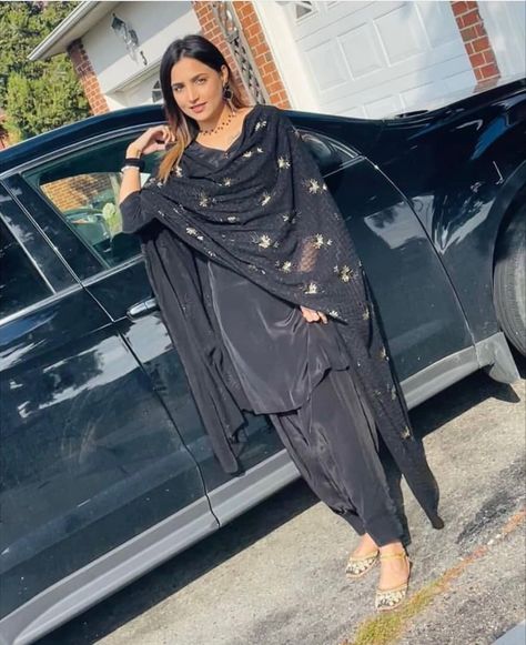 Black Punjabi Suit Simple, Simple Indian Suits, Punjabi Suit Neck Designs, Punjabi Girl, Suit Neck Designs, Blush Prom Dress, Patiala Suit Designs, Lace Suit, Traditional Aesthetic